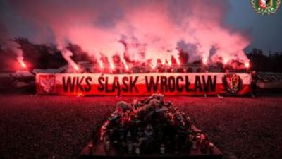 Як польські футбольні фанати палили фаєри на Личаківському кладовищі у Львові (ФОТО)