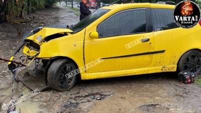 У Львові у ДТП автомобіль втратив двигун (ФОТО, ВІДЕО)