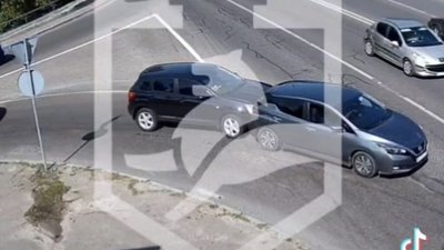 У Львові на вулиці Стрийській не розминулись автомобілі (ВІДЕО)