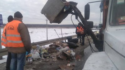 Львівські дорожники показали засміченні узбіччя автодоріг області після зими (ФОТО)