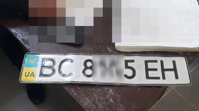 У центрі Львова патрульні виявили ймовірного крадія номерних знаків (ФОТО)