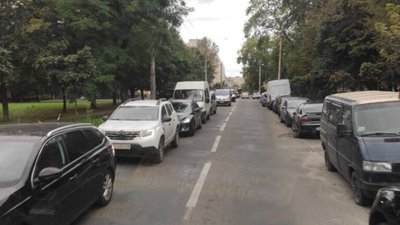 У Львові на одній з вулиць зупинився рух транспорту (ФОТО)
