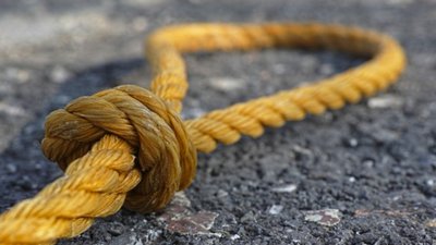 На Львівщині знайшли у зашморгу дитину