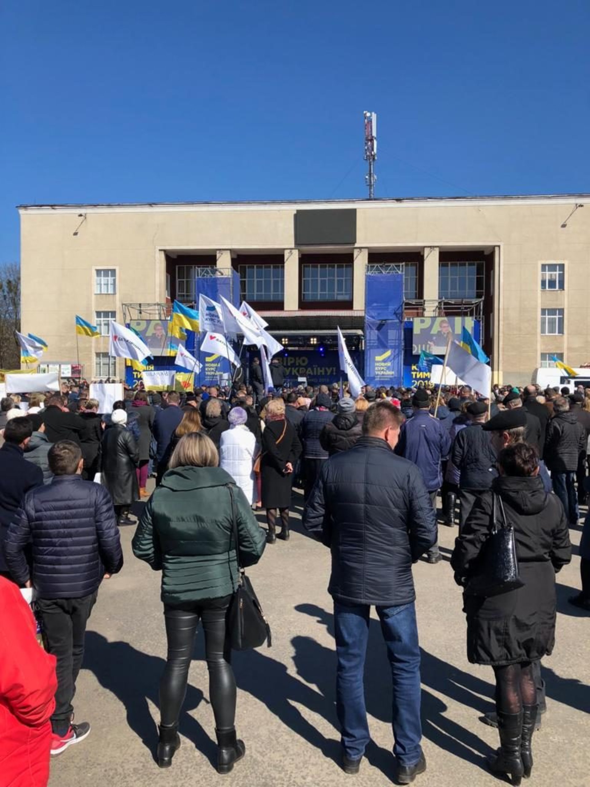На мiтинг Тимошенко у Червонограді звезли людей. Фото: 4studio.