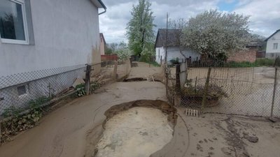 На Львівщині утворилось провалля (ФОТО)