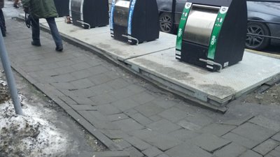 В історичному центрі Львова контейнери для сміття провалюються під землю (ФОТО)