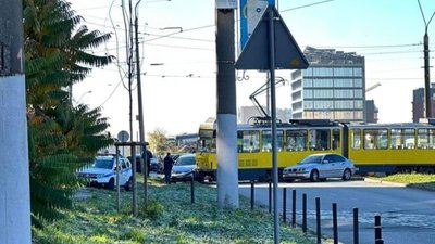 У Львові трамвай не розминувся із автомобілем