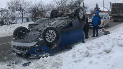 У Запитові перекинувся автомобіль (ФОТО)