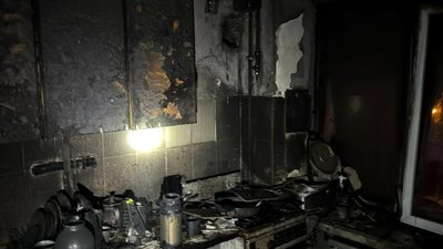 У Львові горіла квартира: вогнеборці врятували сусідів