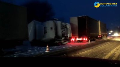 На дорозі Львів-Тернопіль перевернулася фура (ВІДЕО)