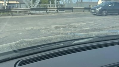 У Львові утворилось провалля на вʼїзді на міст (ФОТО)
