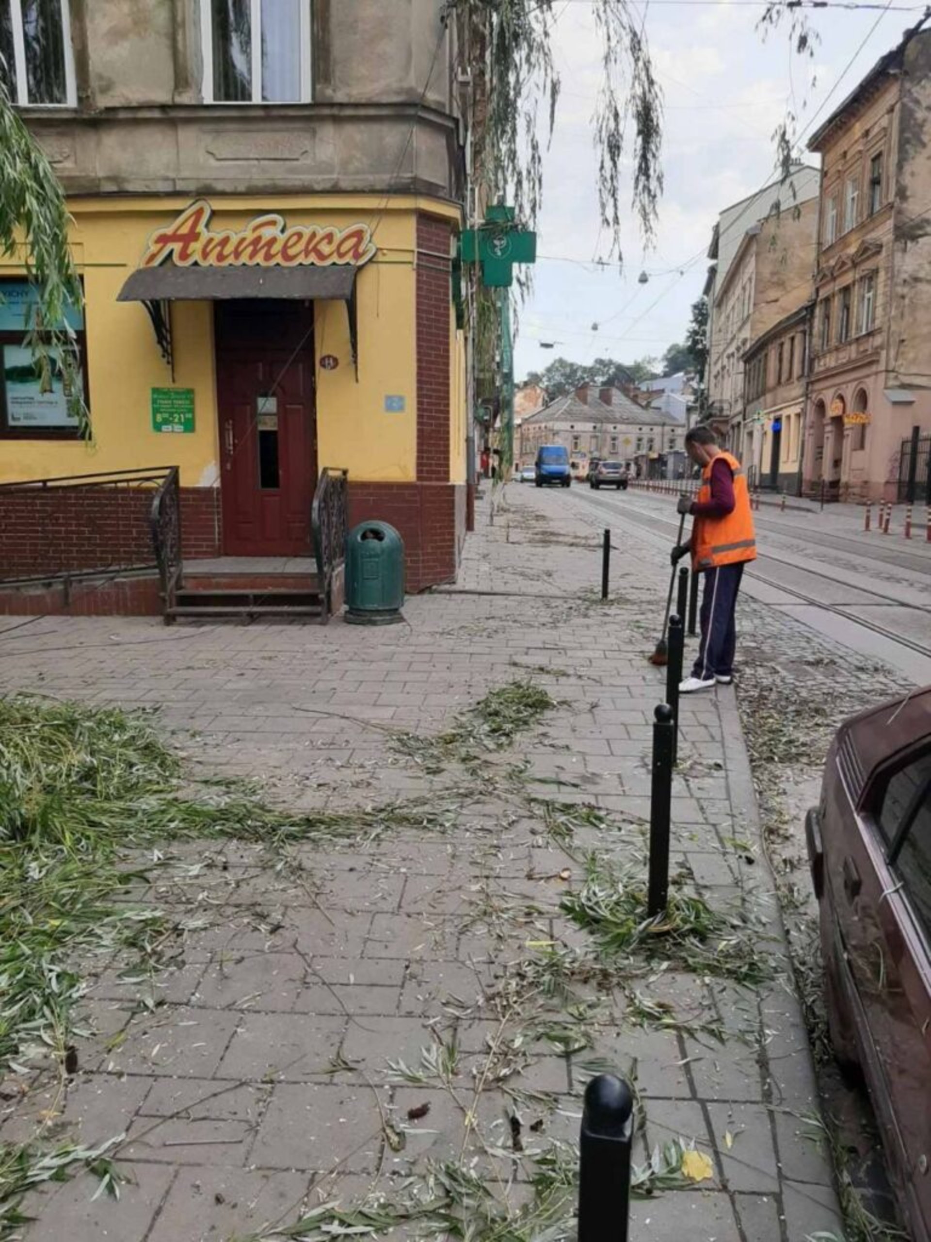 У Львові комунальники продовжують прибирати наслідки негоди, фото ЛМР