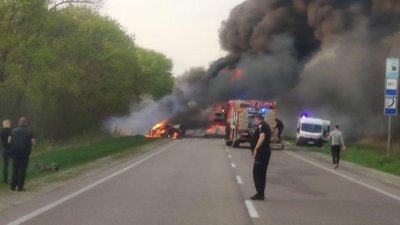 На Рівненщині зіткнулись автобус і бензовоз, загинули 17 людей (ФОТО)