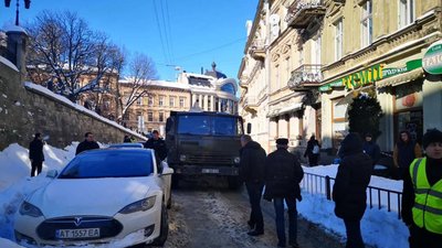У Львові автомобіль Tesla заблокував проїзд вулицею (ФОТО, ВІДЕО)