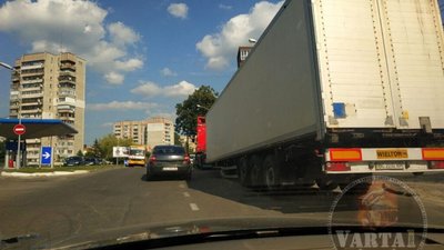 У Львові у вантажівки відпав причіп (ФОТО)