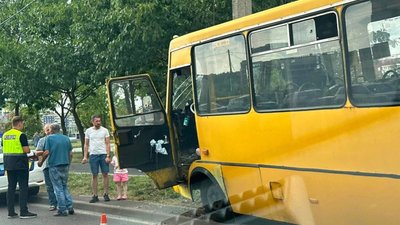 У Львові маршрутка вʼїхала у стовп (ФОТО)