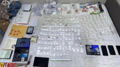 У Львові чоловік намагався відправити наркотик у книзі про Лесю Українку