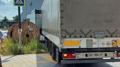У Львові на Богдана Хмельницького вантажівки не вписуються у поворот (ФОТО)