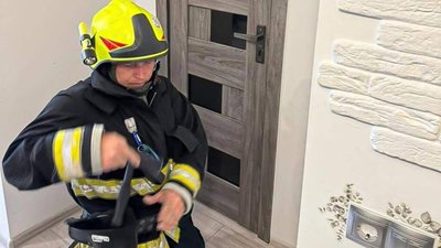 У Львові дворічна дівчинка випадково зачинилася у ванній кімнаті