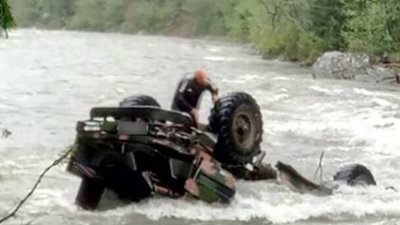 Вантажівка з туристами зірвалась у річку в Карпатах, троє загиблих
