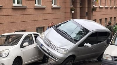 У центрі Львова водійка на «бляхах» виїхала на припарковані автівки