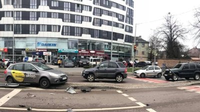 У Львові автомобіль влетів у острівець безпеки (ВІДЕО)