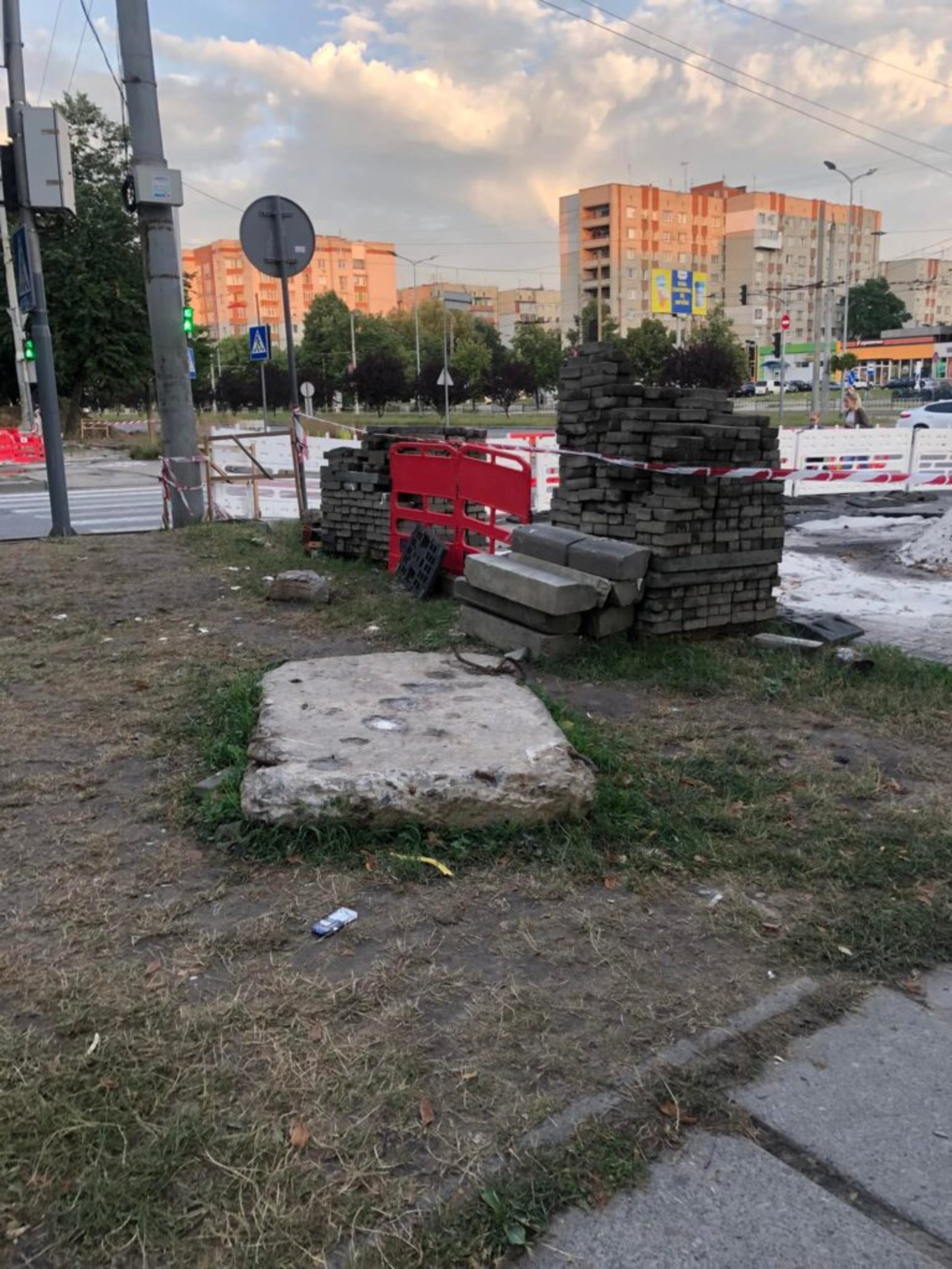 У Львові у спальному районі міста розрили тротуар, фото ГЛМЛ