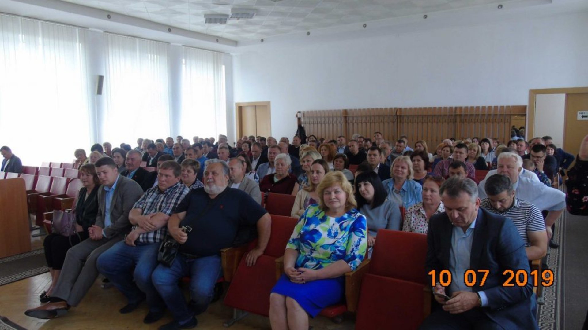Синютка подякував Надії Щур за роботу. Фото: Жовківська районна рада