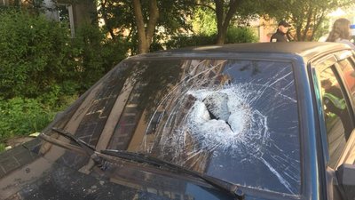 У Львові чоловік битою розбив вікна автівки