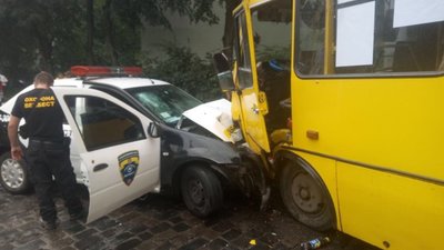 У центрі Львова автомобіль охоронної фірми протаранив маршрутне таксі, є постраждалі