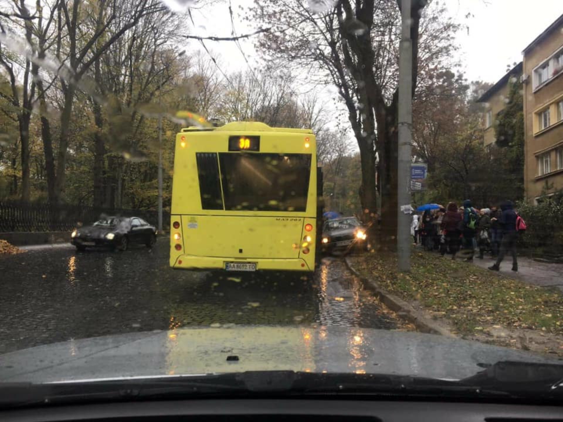У Львові "польські бляхи" влетіли у новенький автобус Садового. Фото Варта-1