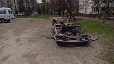 У Львові у спальному районі гниє автомобіль (ФОТО)