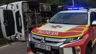 На Львівщині перекинулась вантажівка (ФОТО)