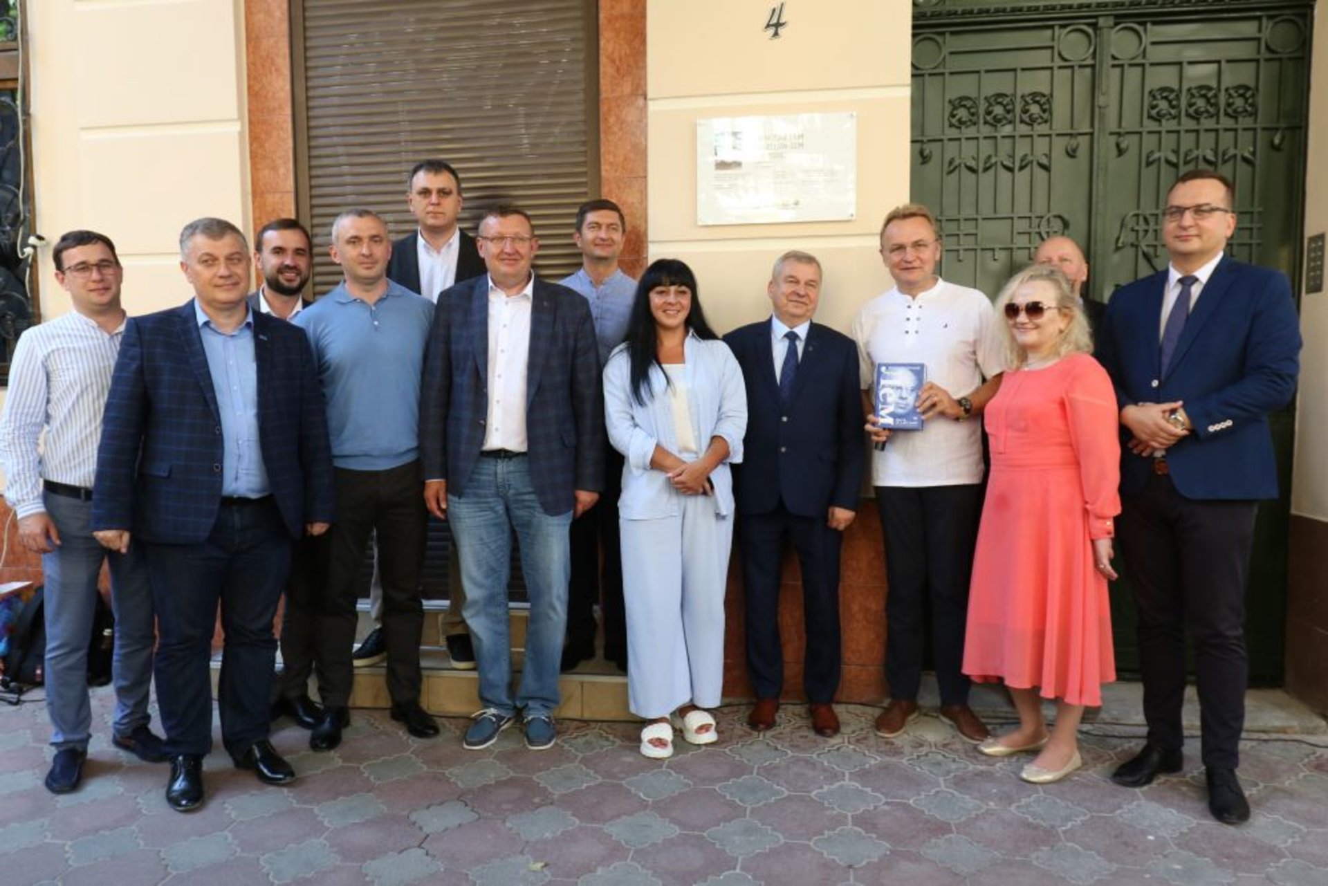 У Львові урочисто відкрили меморіальну таблицю Станіславу Лему, фото ЛМР