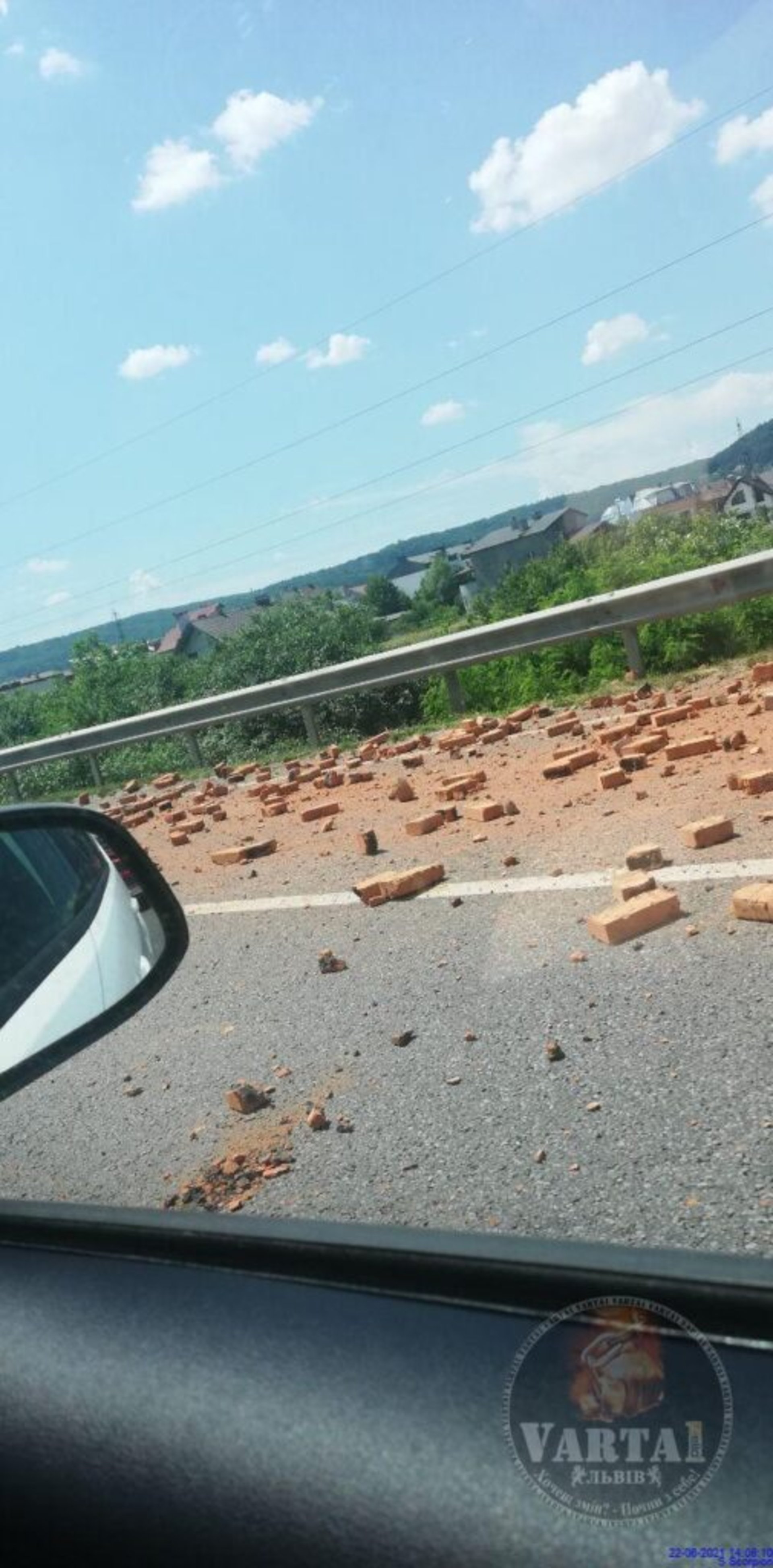 У Львові на об’їзній розсипалась цегла, фото Варта-1