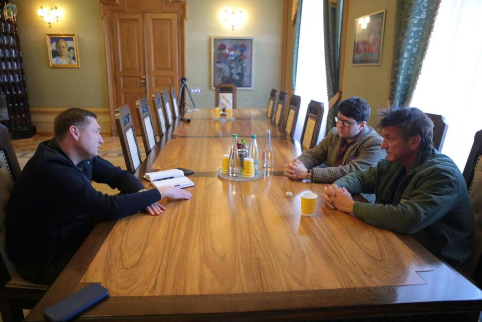 Благодійна організація актора Шона Пенна буде допомагати українським переселенцям на Львівщині