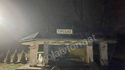 На Львівщині брами опинились на зупинках