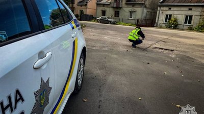 На Львівщині патрульні обстежили ями