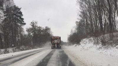 На автодорогах Львівщини працює 144 одиниці техніки: проїзд дорогами забезпечений