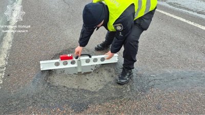 На Львівщині патрульні знайшли ями