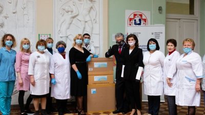 Фонд Порошенка передав у лікарню Охматдит 3 тисячі швейцарських ІФА-тестів (ФОТО)