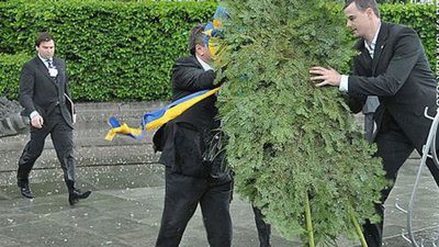 Сьогодні - річниця, як на Януковича "напав" вінок