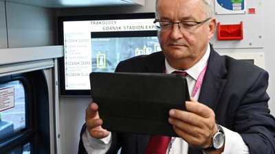 «Lwów» поруч із «L'viv» на дорожніх знаках у Польщі