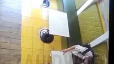 У центрі Львова двоє чоловіків вкрали жіночу сумочку (ВІДЕО)