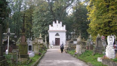 У Дрогобичі під час поминальних днів закривають кладовища