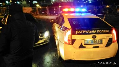 На Сихові працівник автосервісу на краденому авто протаранив поліцейський «Пріус» (ФОТО)