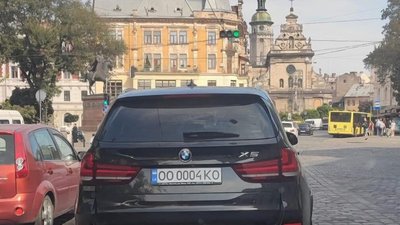 У Львові помітили автомобіль із дивним номерним знаком