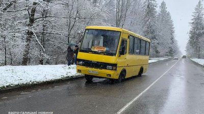 На Львівщині маршрутка на ходу загубила колесо (ФОТО)