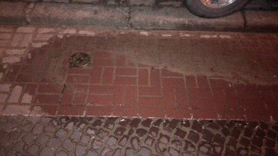У Львові другу добу заливає вулицю Коновальця (ФОТО)
