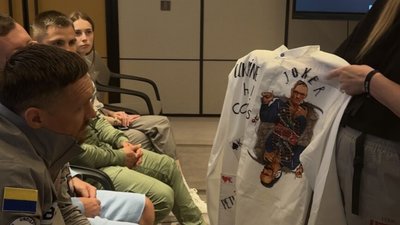 Усику перед боєм в Лондоні подарували унікальну вишиванку